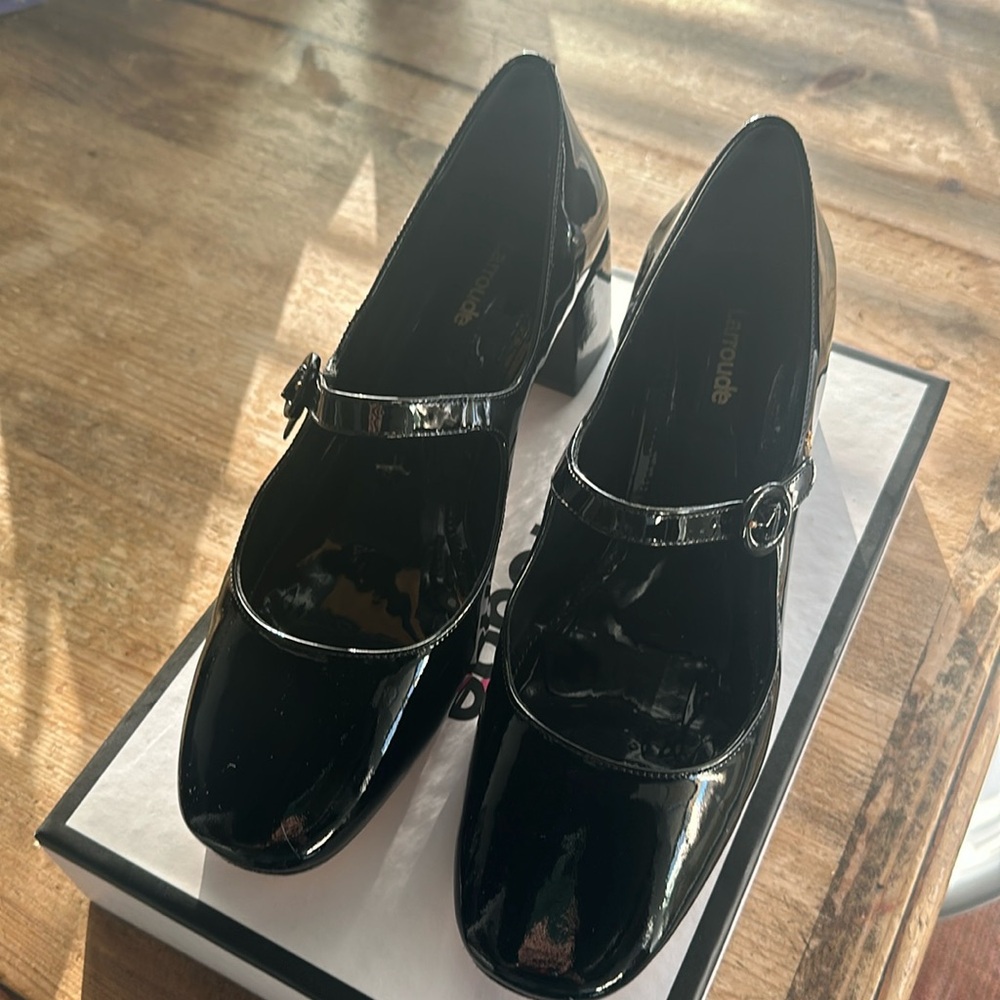 Larroudé — Blair Block Pump In Black Patent
Size: 9.5
Worn once to a wedding.
